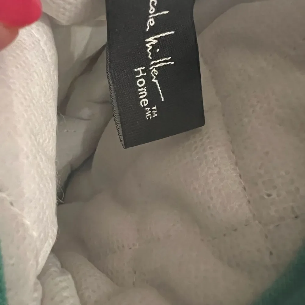 (NWOT) Nicole Miller home set of two oven mitts